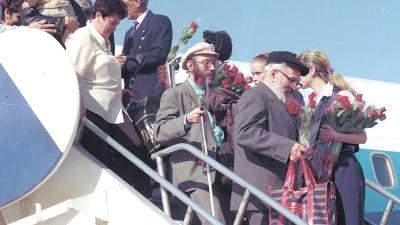 Russiske jøder på en stige på vej ud af et fly i Israel