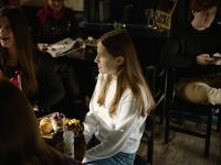Pige i hvid trøje på café