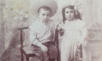 Gammelt billede af to børn, en dreng og en pige med hatte på