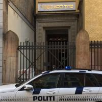 Politi ude foran synagogen