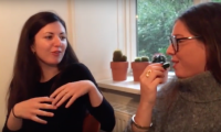 jødiske unge kvinder snakker