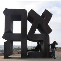 et monument med de hebræiske bogstaver for ordet kærlighed på hebræisk