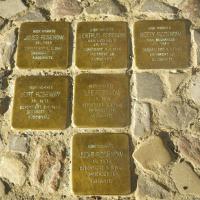 seks messing plader i gulvet med indskrift af navn over afdøde jøder